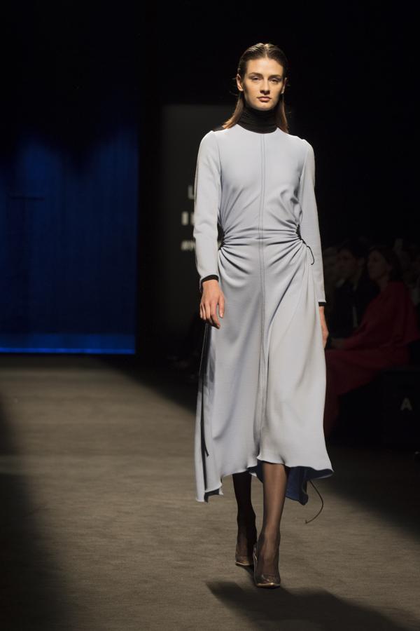 De los 
colores intensos
y fuertes del invierno, empiezan a deslizarse por la pasarela colores pasteles, empolvados, menos típicos para esta estación del año. 