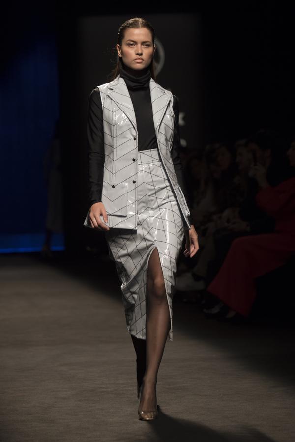 De los 
colores intensos
y fuertes del invierno, empiezan a deslizarse por la pasarela colores pasteles, empolvados, menos típicos para esta estación del año. 