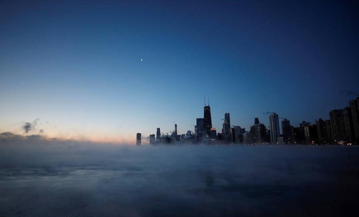 Amanecer este miércoles en el lago Michigan en Chicago, Illinois, Estados Unidos.. 