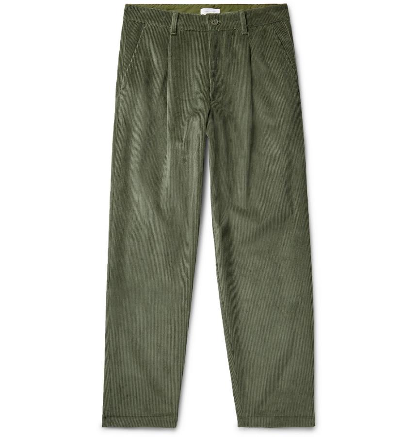 Pantalones de pana, de John Elliot. Los pantalones de pana son un clásico en los looks llamados “de leñador” y este modelo verde de John Elliot es además comodísimo (Precio: 400 euros).