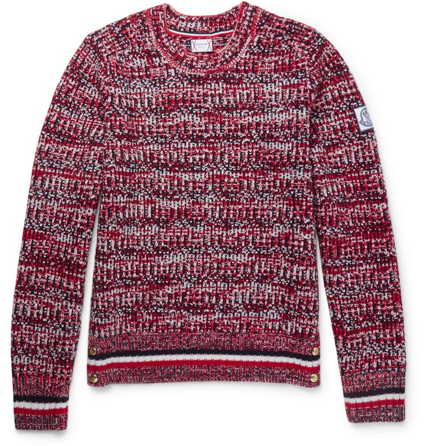 Jersey de Moncler Gamme Bleu. Jersey tejido en lana virgen con mezcla de rojo, negro y blanco con cierres a presión del diseñador Thom Browne (Precio: 695euros).