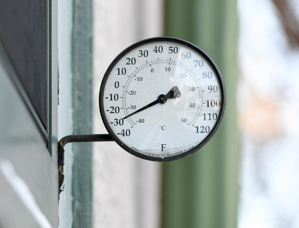 Imagen que muestra un termómetro que refleja una temperatura exterior de casi 37 grados centígrados bajo cero, este miércoles en Mineápolis, Minesota.. 