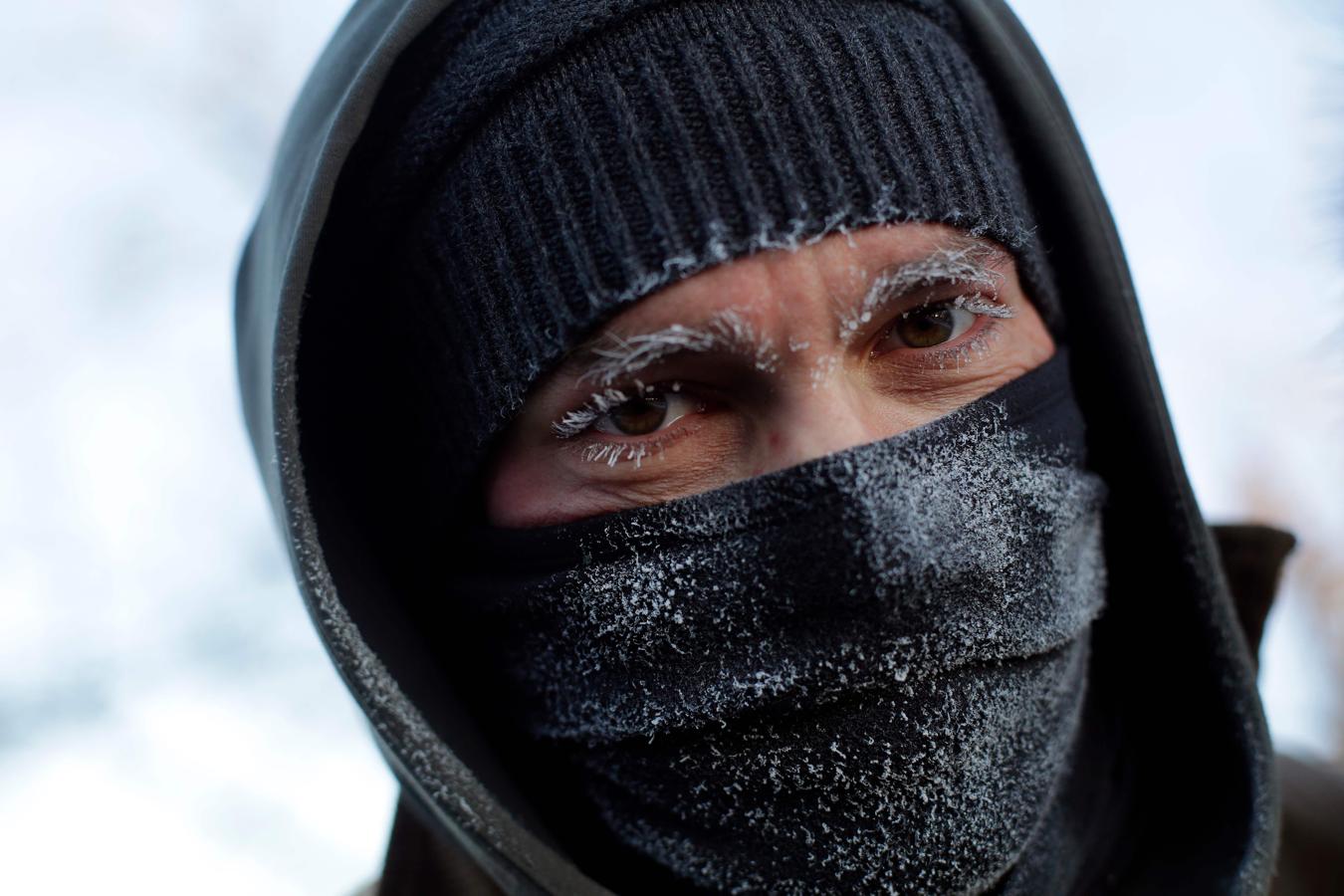 Las cejas y las pestañas de Frank Lettiere se congelan después de caminar a lo largo de la costa cubierta de hielo del lago Michigan.. 