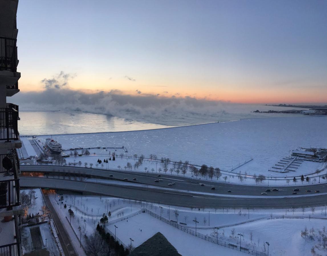 Se aprecia el vapor de agua que emana del lago Michigan durante las temperaturas bajo cero que ha llevado el vórtice polar en Chicago.. 