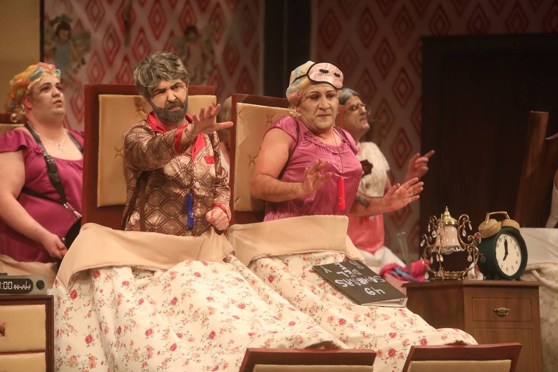 FOTOS: chirigota Tú de izquierda y yo de derecha