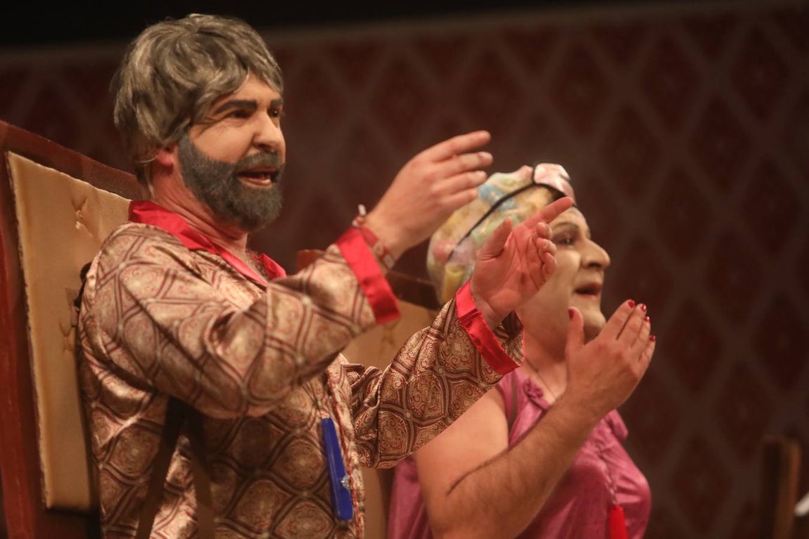 FOTOS: chirigota Tú de izquierda y yo de derecha