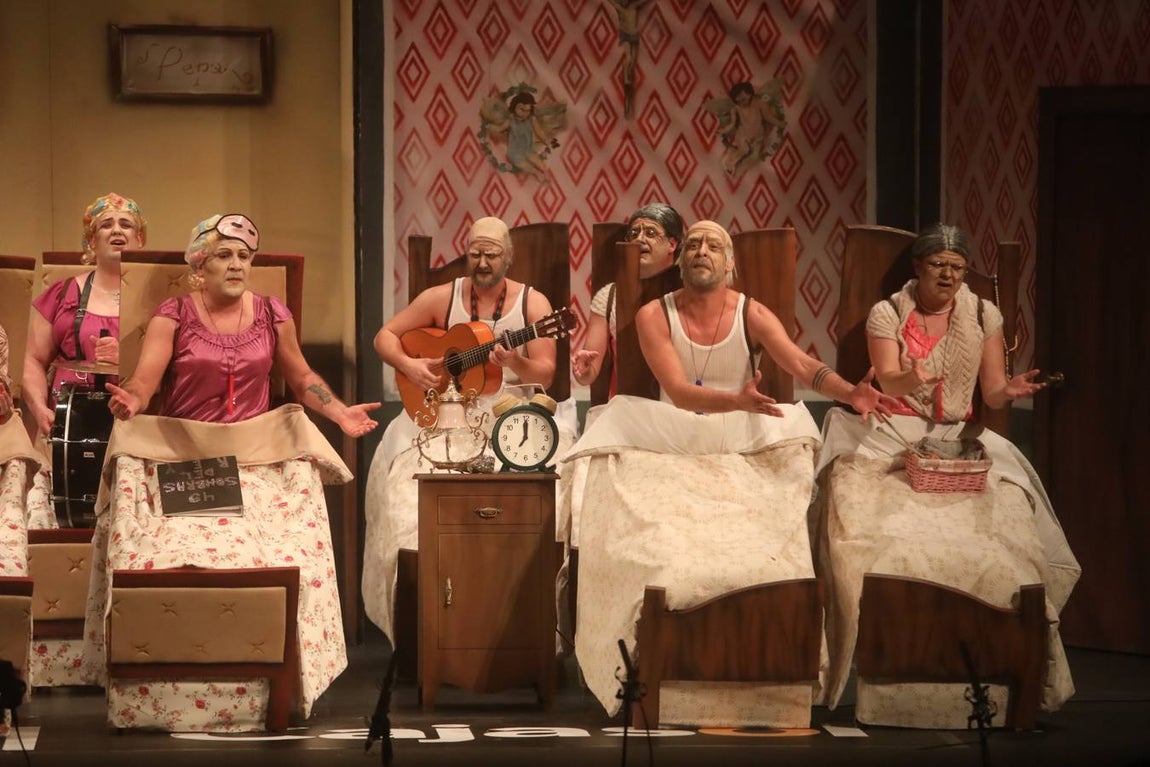 FOTOS: chirigota Tú de izquierda y yo de derecha