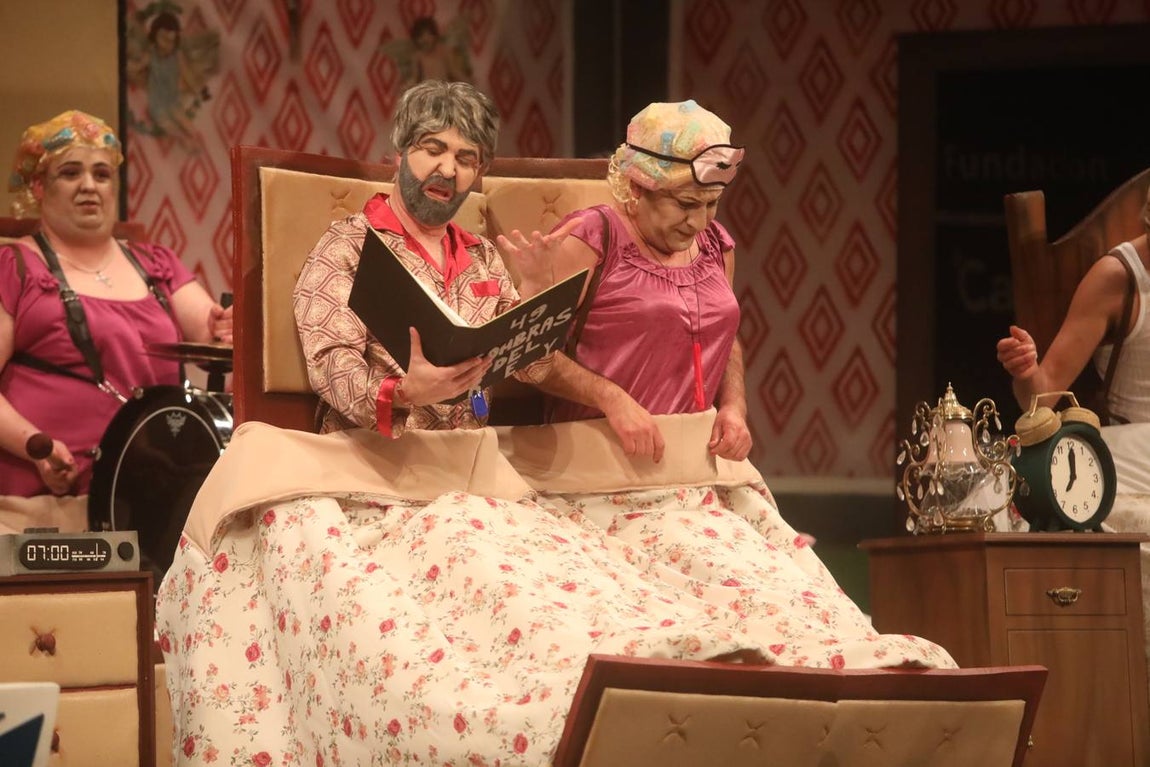 FOTOS: chirigota Tú de izquierda y yo de derecha