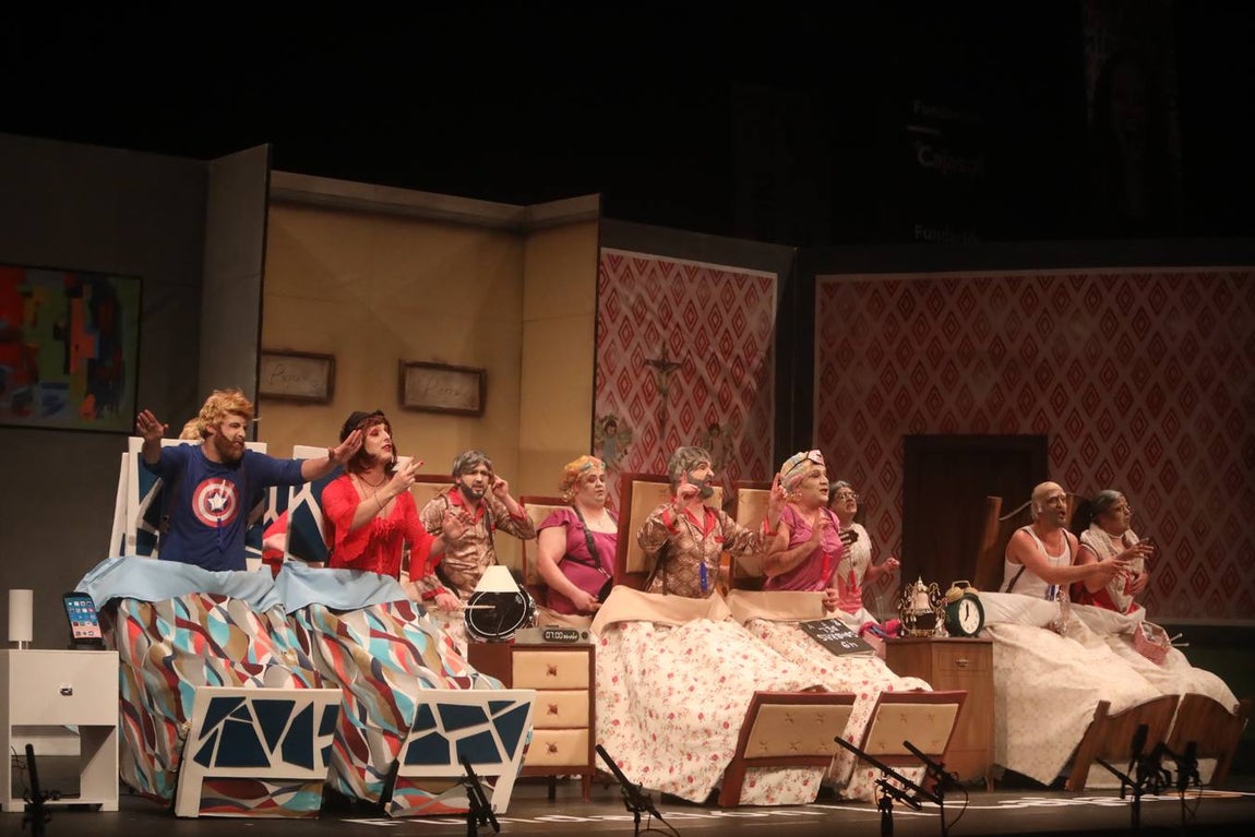 FOTOS: chirigota Tú de izquierda y yo de derecha