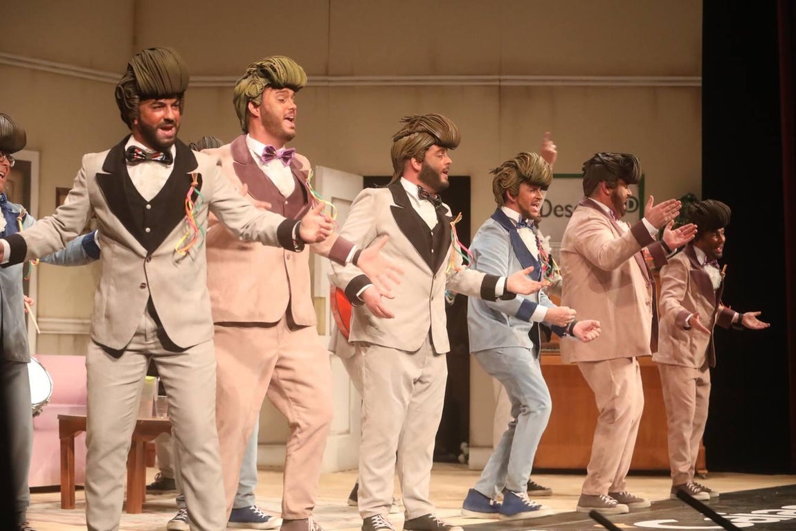 FOTOS: chirigota Paqui, baja aunque sea en pijama