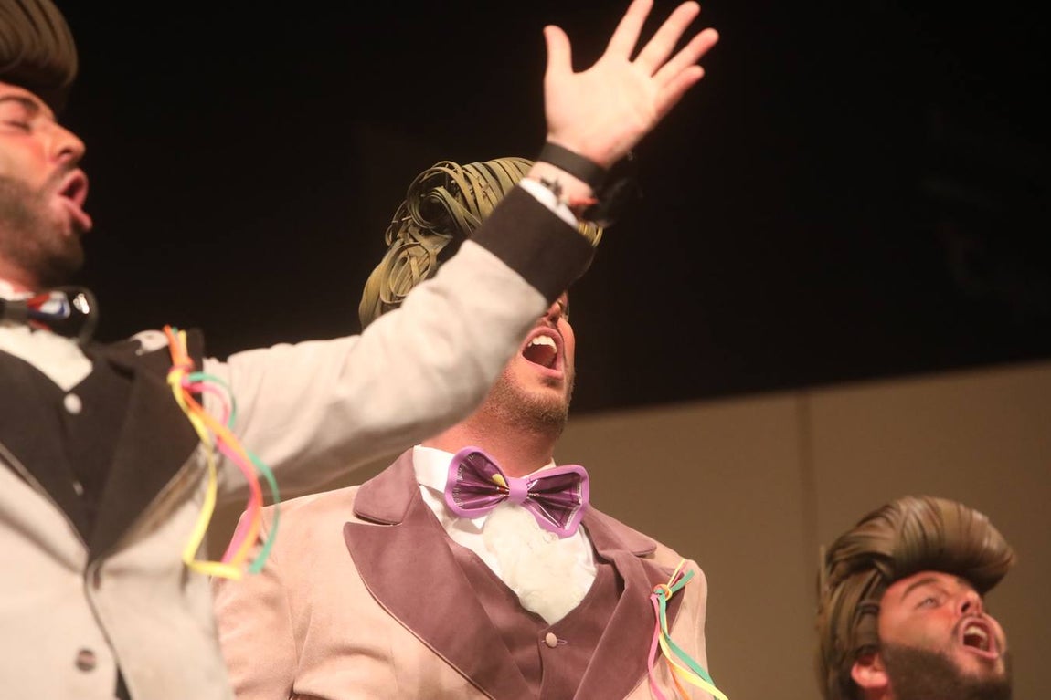 FOTOS: chirigota Paqui, baja aunque sea en pijama