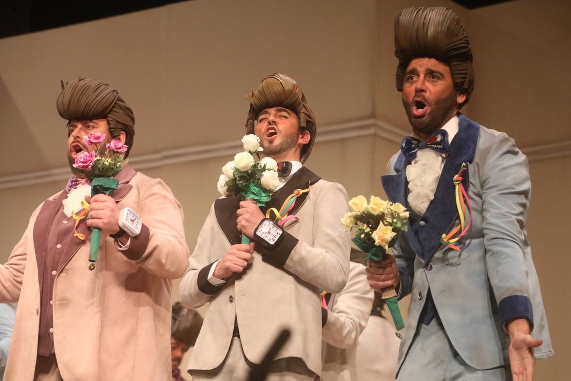 FOTOS: chirigota Paqui, baja aunque sea en pijama