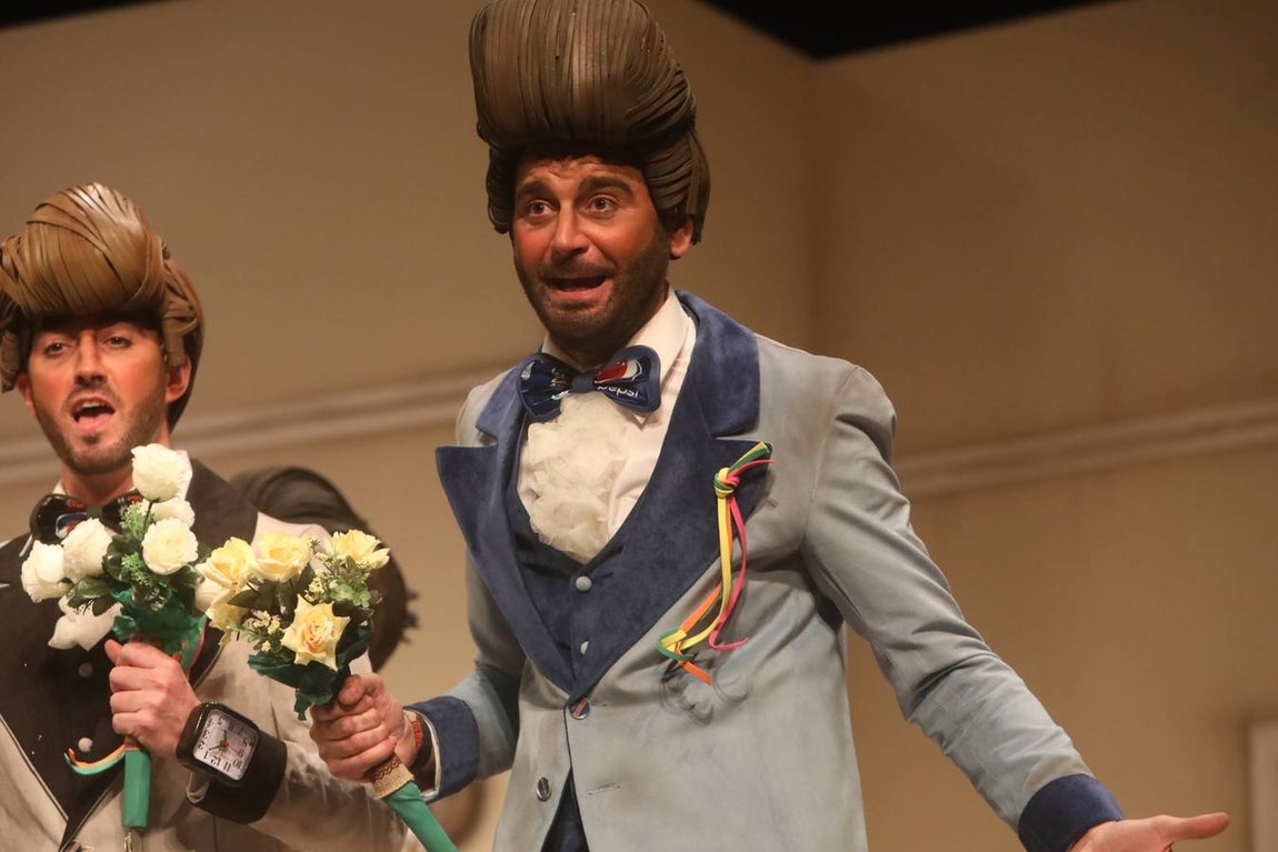 FOTOS: chirigota Paqui, baja aunque sea en pijama