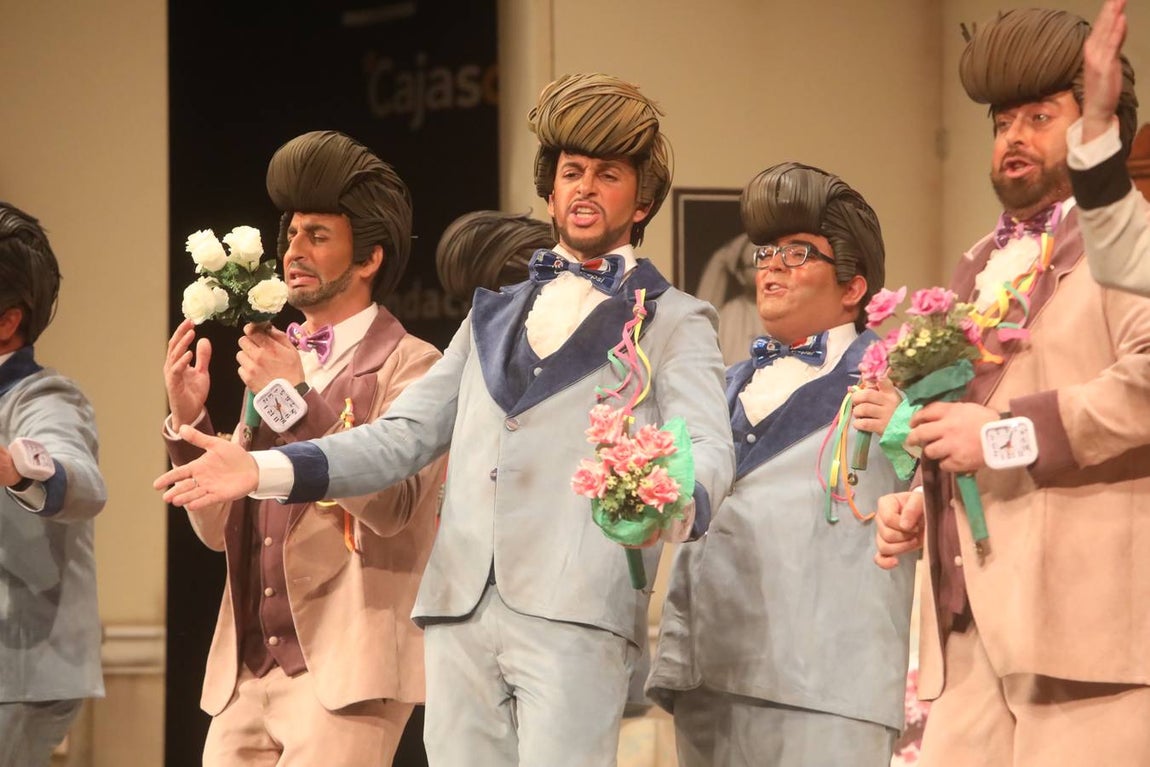 FOTOS: chirigota Paqui, baja aunque sea en pijama