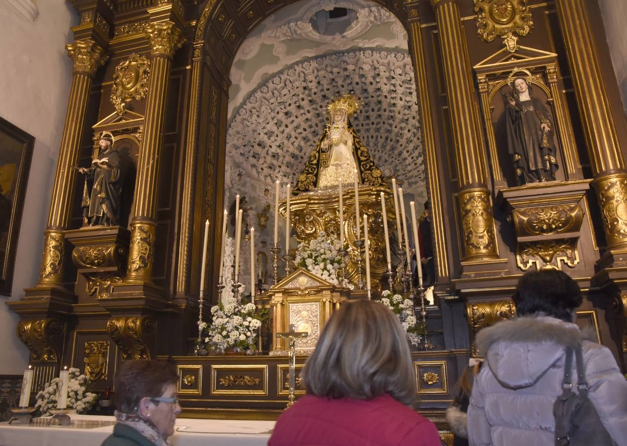 Los niños bajo el manto de la Virgen de los Dolores de Córdoba, en imágenes