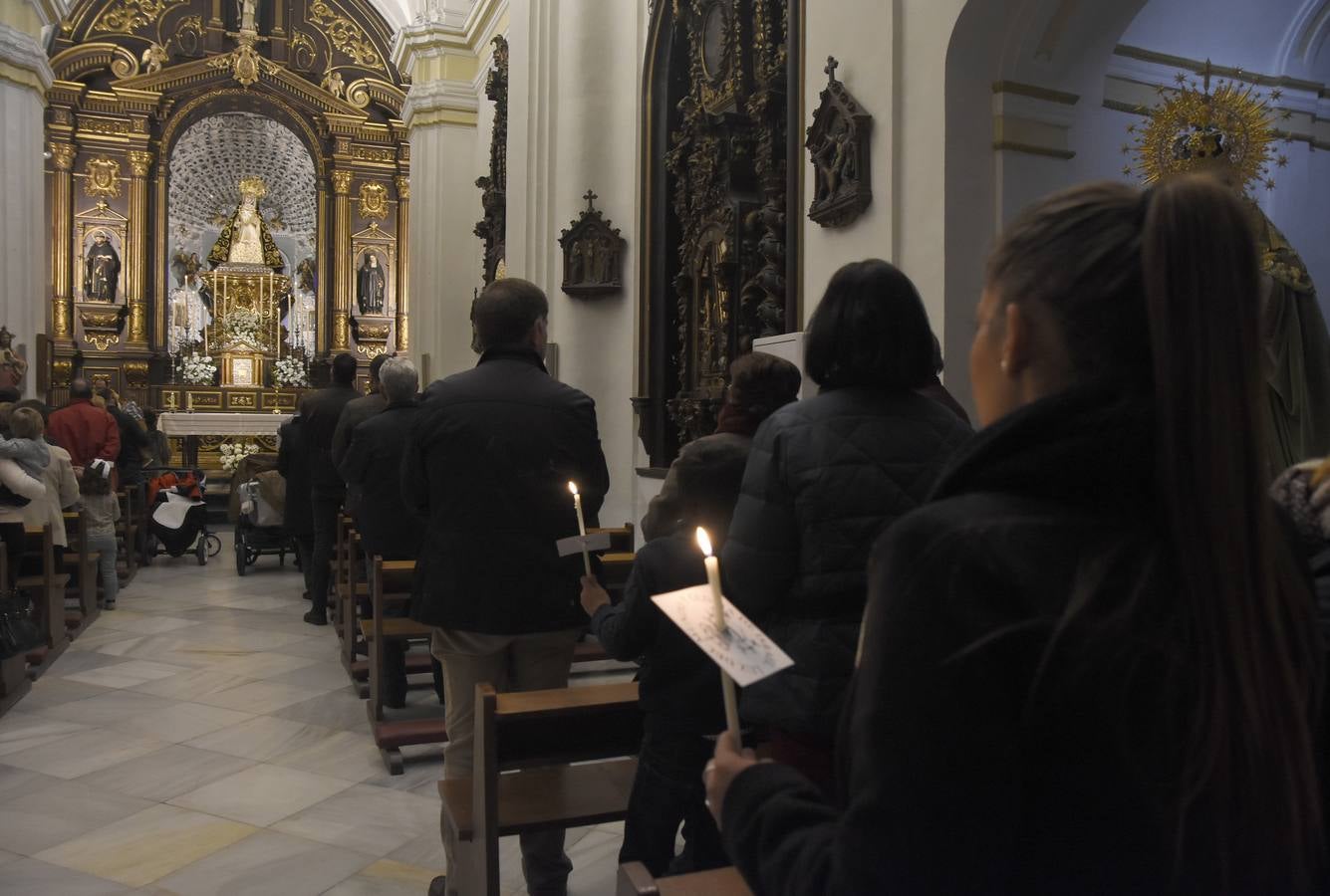 Los niños bajo el manto de la Virgen de los Dolores de Córdoba, en imágenes