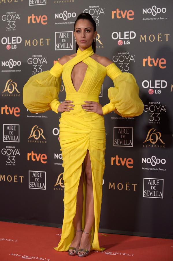 Hiba Abouk. Se podía permitir ese color de vestido, teniendo en cuenta su tono de piel, pero el escote XXL de la protagonista de «El príncipe» y la amplia abertura del mismo con unas mangas extrañas, la convierten en una de las peores vestidas de la noche.