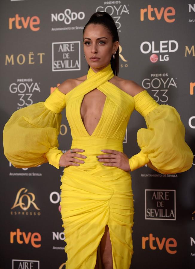 Hiba Abouk, que escogió el color que más le favorece a su tono de piel, optó por una coleta alta con efecto «wet». 