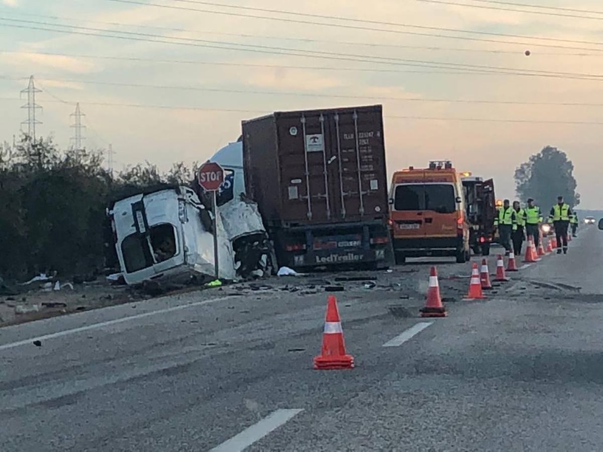 Crónica gráfica del accidente mortal en la carretera que une Arahal con Utrera