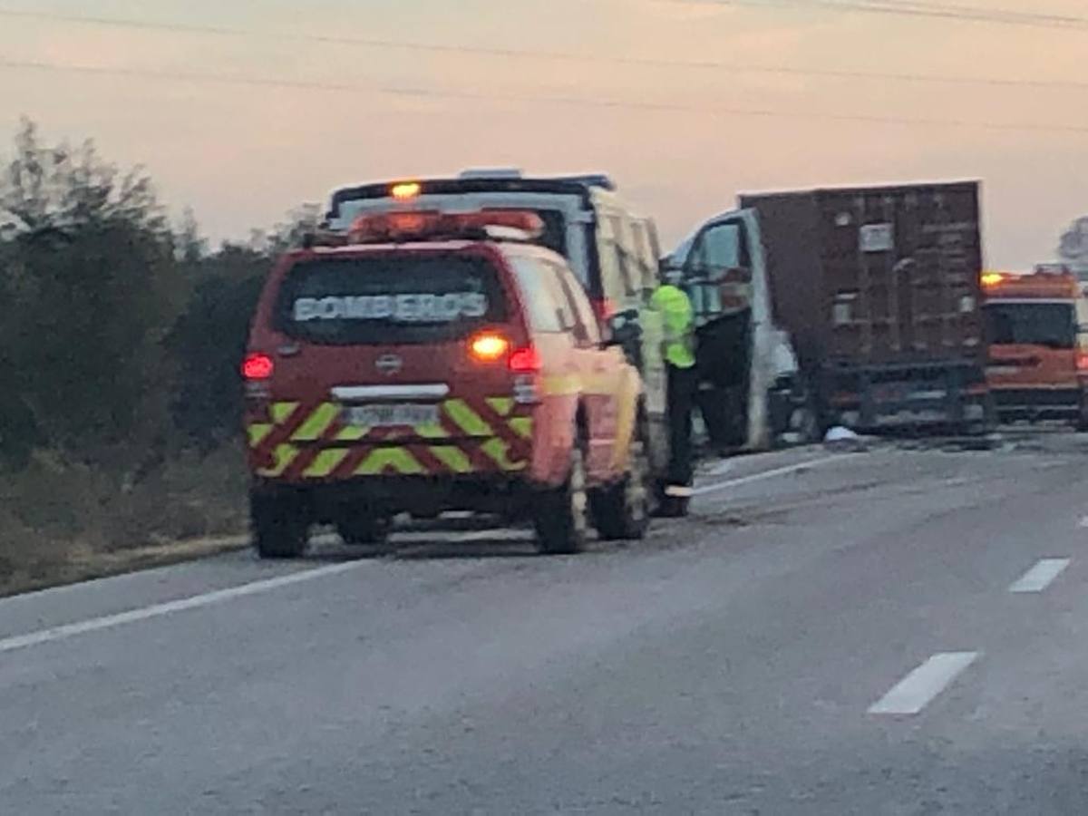 Crónica gráfica del accidente mortal en la carretera que une Arahal con Utrera