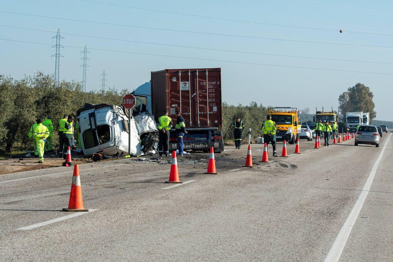 Crónica gráfica del accidente mortal en la carretera que une Arahal con Utrera