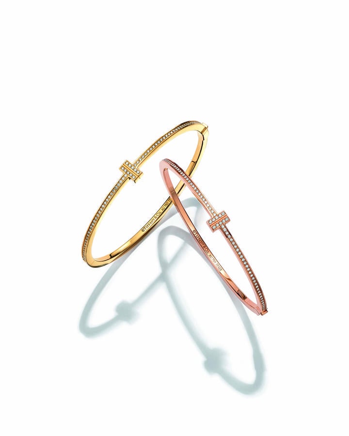 Los ángulos geométricos y las líneas limpias se fusionan para crear la hermosa pureza de la colección Tiffany T. El elegante diseño de esta pulsera con bisagra se ve resaltado por el llamativo motivo central y los diamantes. Disponible tanto en oro amarillo como en oro rosa. (Precio: desde 6.300 €)