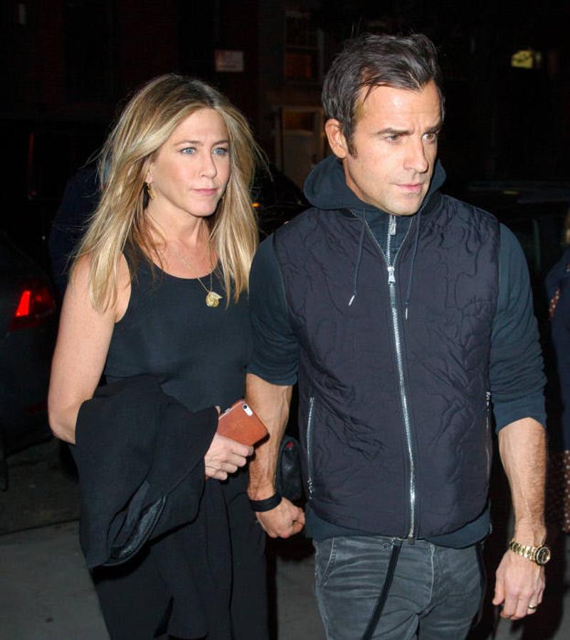 Su último marido. Aniston no se da por vencida en lo que respecta al matrimonio. En mayo de 2011 la actriz comenzó  una relación con su compañero de profesión Justin Theroux, Se comprometieron en 2012 tras una cena romántica y se casaron en 2015. La suerte tampoco estuvo del lado de Aniston: se divorciaron en 2018.