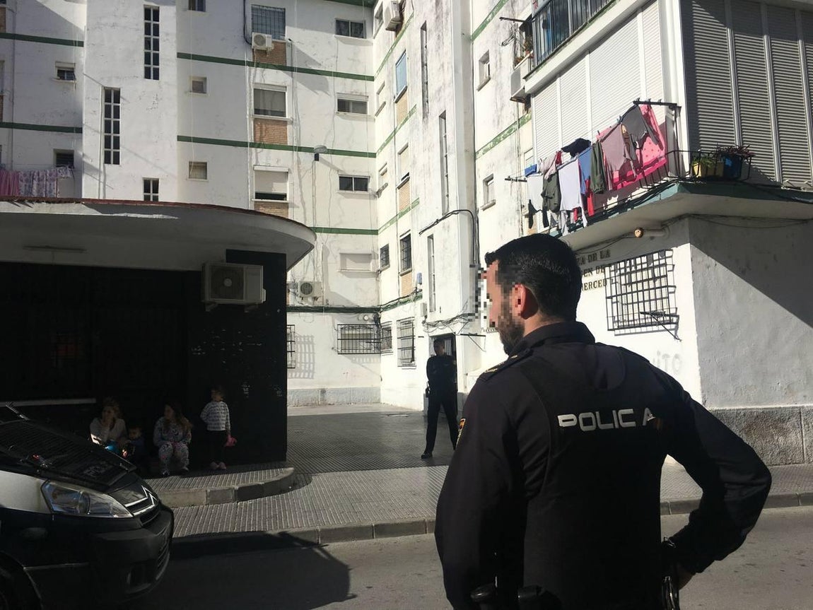 FOTOS: Operación policial antidroga en El Puerto. Incautan marihuana y armas