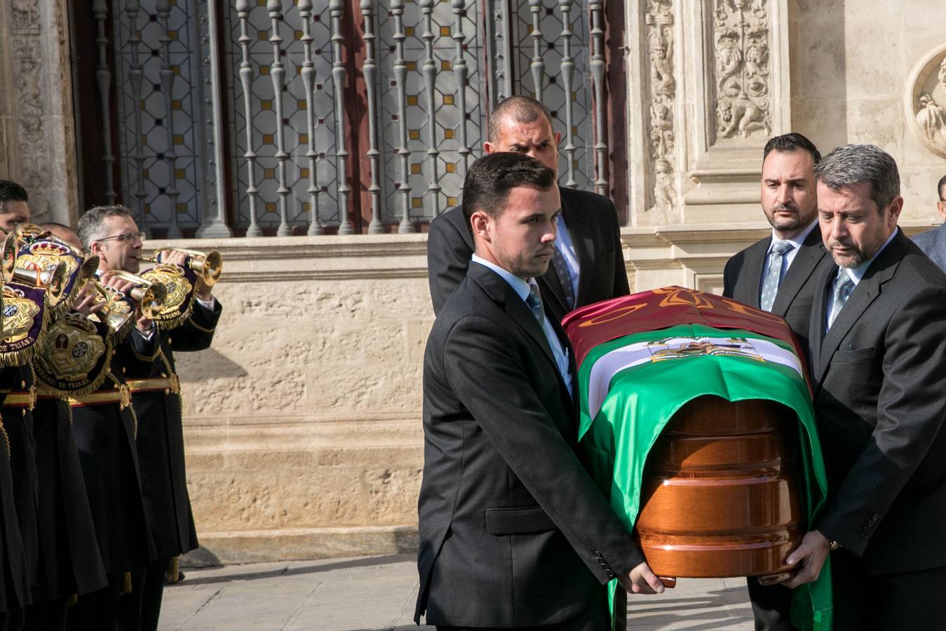 Autoridades, familia y amigos despiden a Távora en Sevilla