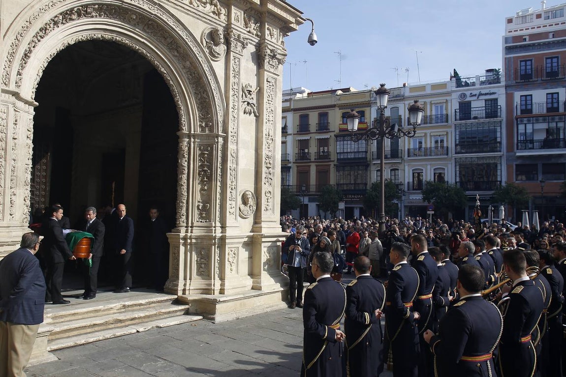 Autoridades, familia y amigos despiden a Távora en Sevilla