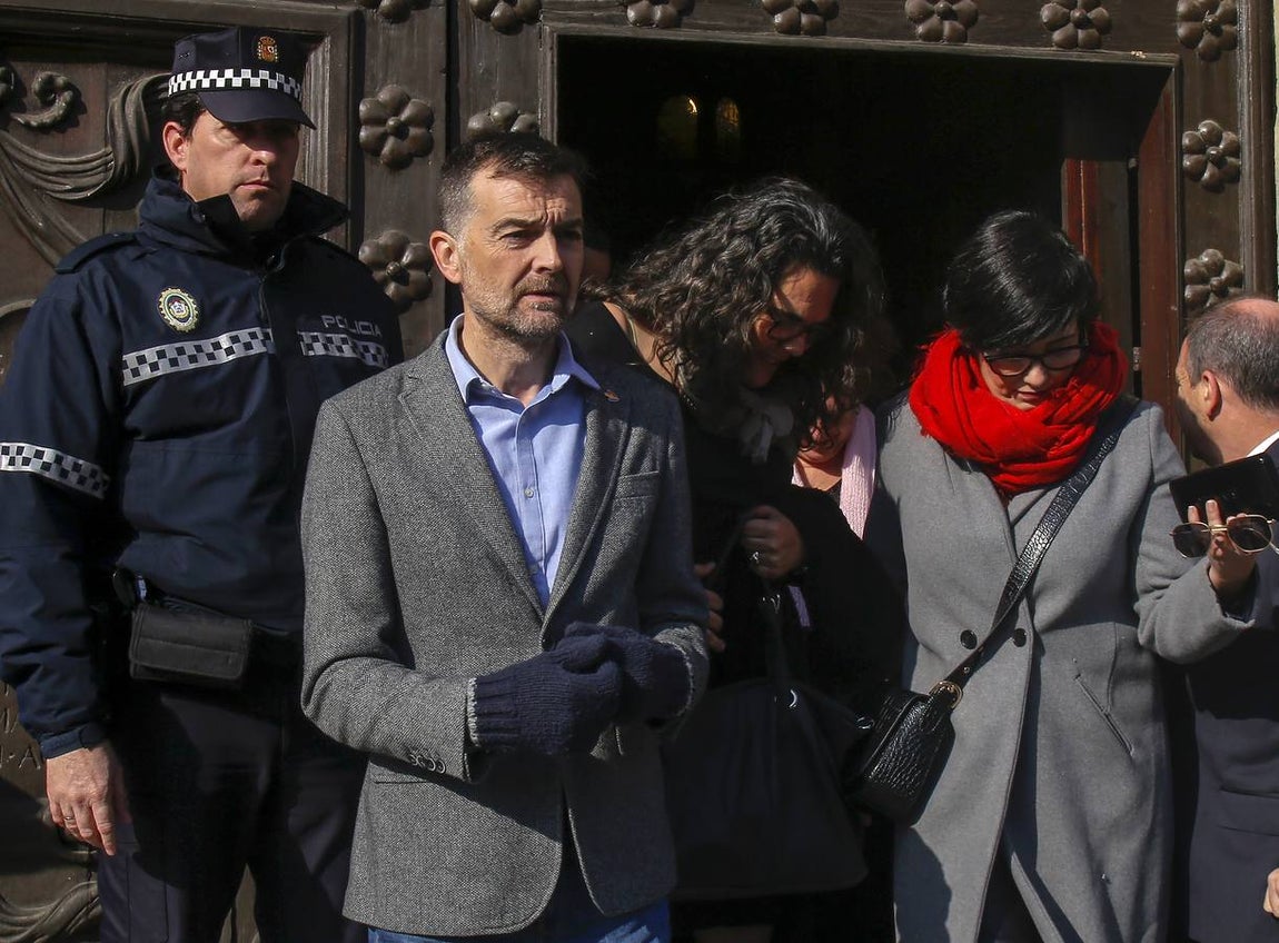 Autoridades, familia y amigos despiden a Távora en Sevilla