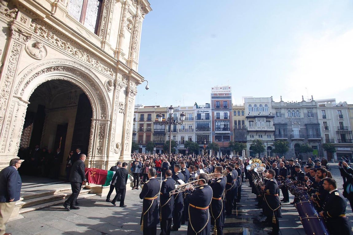 Autoridades, familia y amigos despiden a Távora en Sevilla