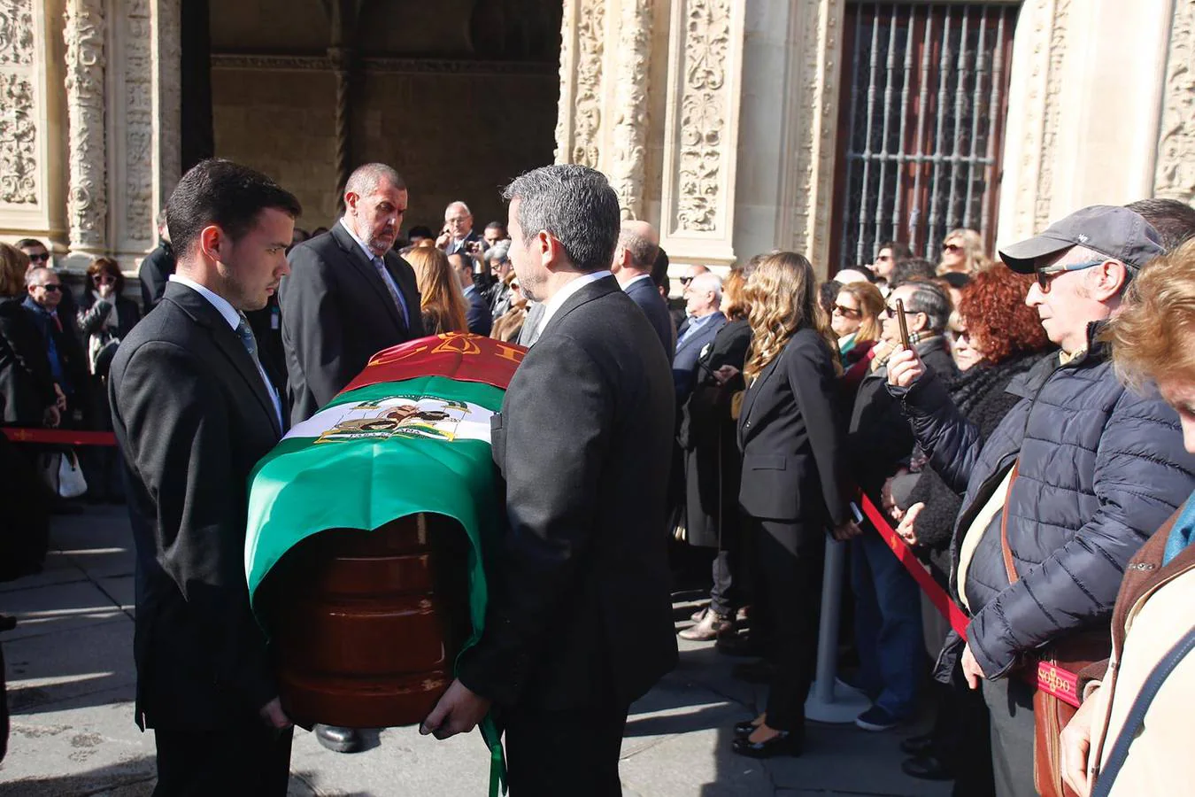 Autoridades, familia y amigos despiden a Távora en Sevilla