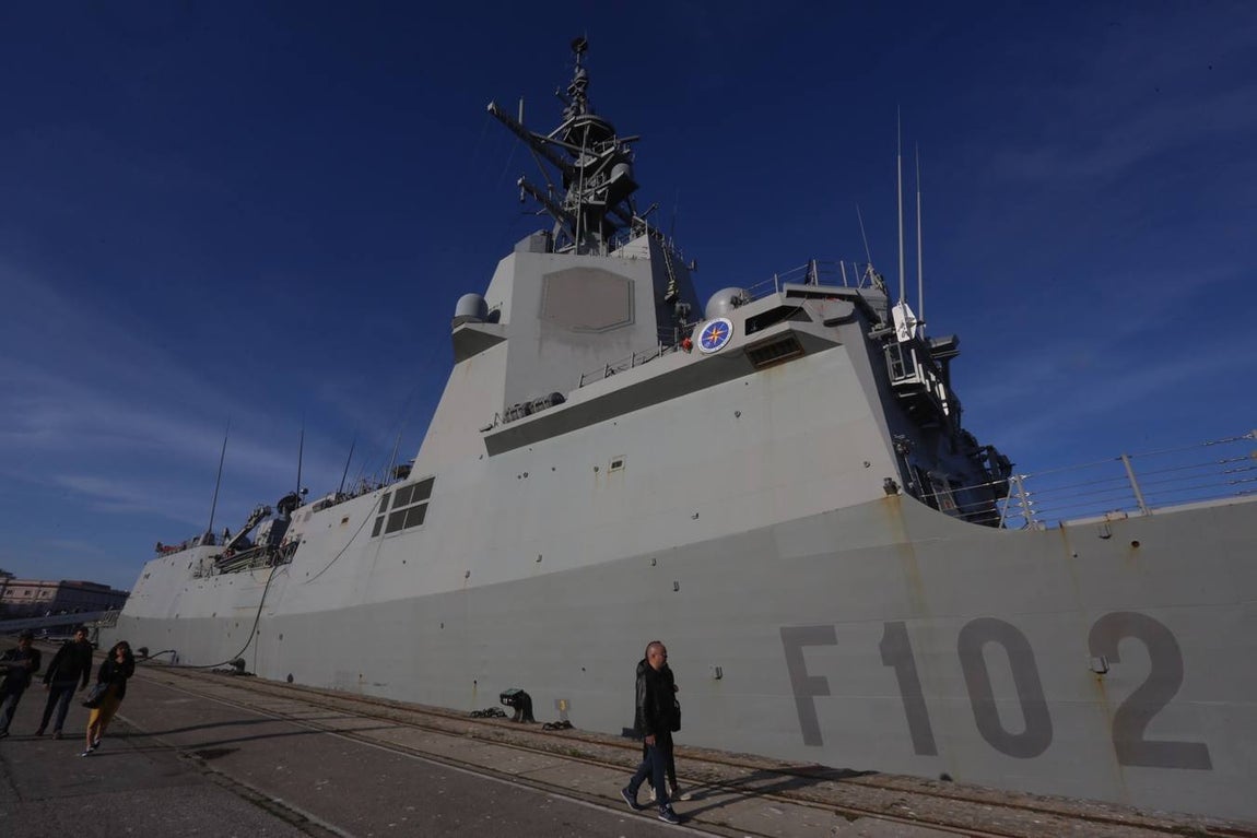 Jornada de puertas abiertas a la fragata &#039;Almirante Juan de Borbón&#039; en el puerto de Cádiz