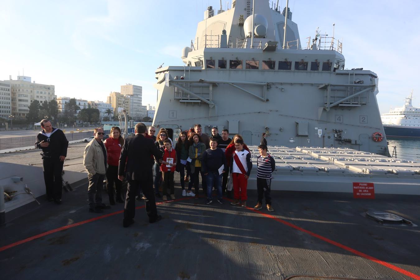 Jornada de puertas abiertas a la fragata &#039;Almirante Juan de Borbón&#039; en el puerto de Cádiz