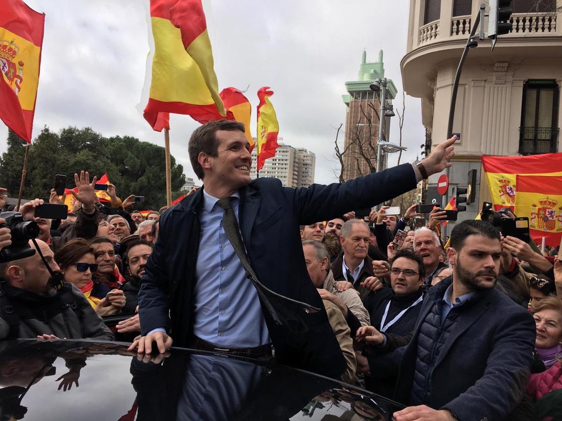 Pablo Casado, al final de la concentración, saludando a los asistentes en la plaza de Colón. 