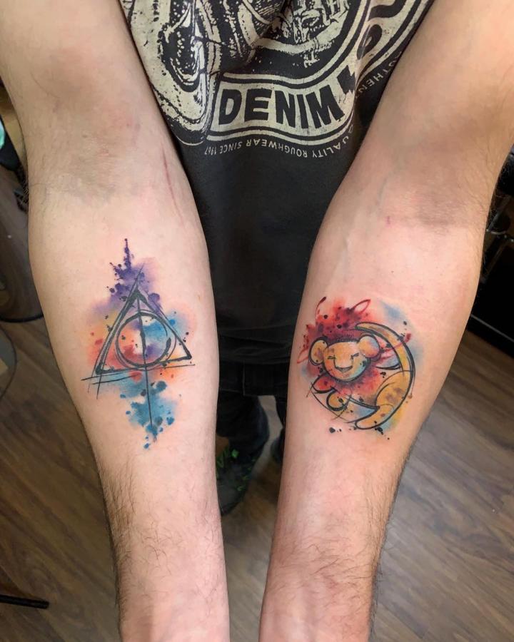 Acuarela. Otra técnica pictórica cuya demanda en el mundo del tatuaje va en aumento es la acuarela. Hay cada vez más expertos en dar a sus diseños el mismo aspecto que una lámina pintada de esta forma. Suelen ser composiciones muy abstractas en la que el uso del color, por supuesto, es fundamental. Habitualmente los tonos son muy vivos, por lo que dan como resultado diseños desenfadados y muy originales.