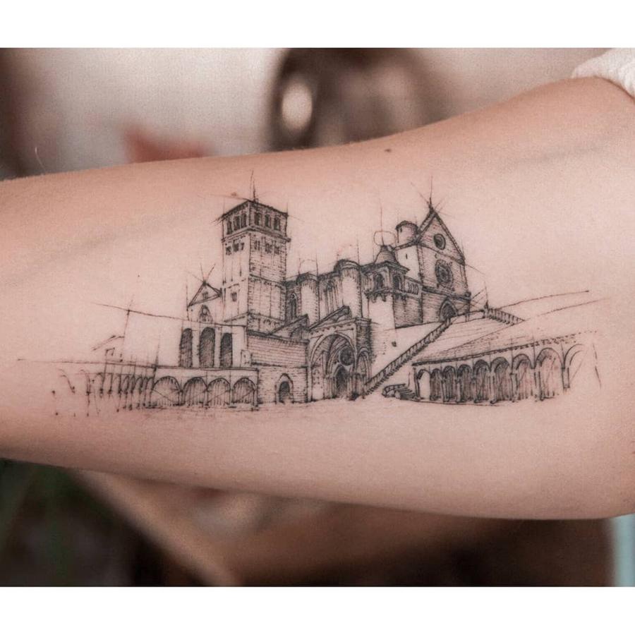 Bosquejos. Es un estilo más novedoso que el anterior aunque se inspira de lleno en la pintura también, aunque en este caso es como plasmar sobre la piel un dibujo de un cuaderno de pruebas donde un artista va desarrollando su creatividad a través de los bocetos previos a la obra final. Son composiciones de aspecto inacabado que recuerdan mucho a esas láminas de carboncillo que los pintores callejeros hacen en directo delante de los principales museos de la ciudad. Una opción  ideal si lo que quieres es incluir en el tatuaje por ejemplo elementos arquitectónicos.