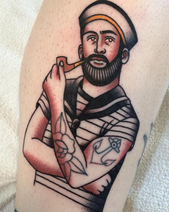 Old School. Conocido también como estilo tradicional, el estilo clásico de tatuaje originario de Estados Unidos se caracteriza por las formas limpias y sencillas realizadas con líneas exteriores gruesas en color negro y con el color como gran protagonista del diseño. La paleta suele componerse del rojo, amarillo, verde y algunos tonos que se acercan al marrón. La temática, por supuesto, ha de ser clásica, como por ejemplo todo lo relacionado con la navegación.