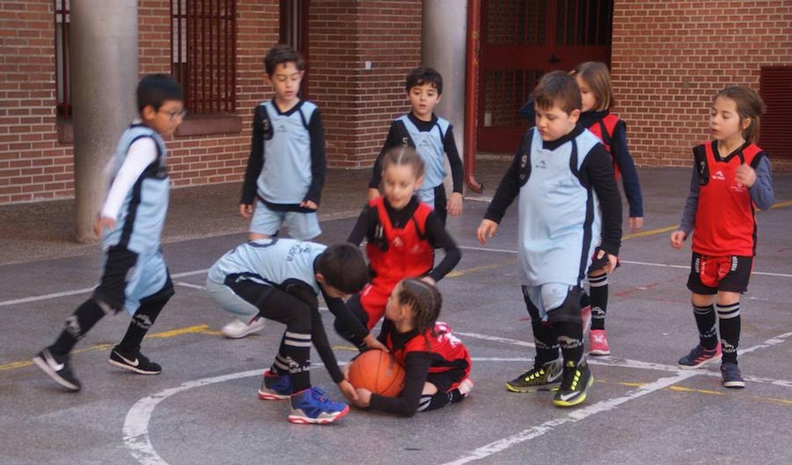 Las mejores imágenes del encuentro entre el Ntra. Sra. Providencia y el Sagrada Familia Jorge Juan. 