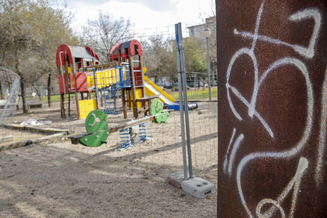 El deterioro de los parques infantiles de Córdoba, en imágenes