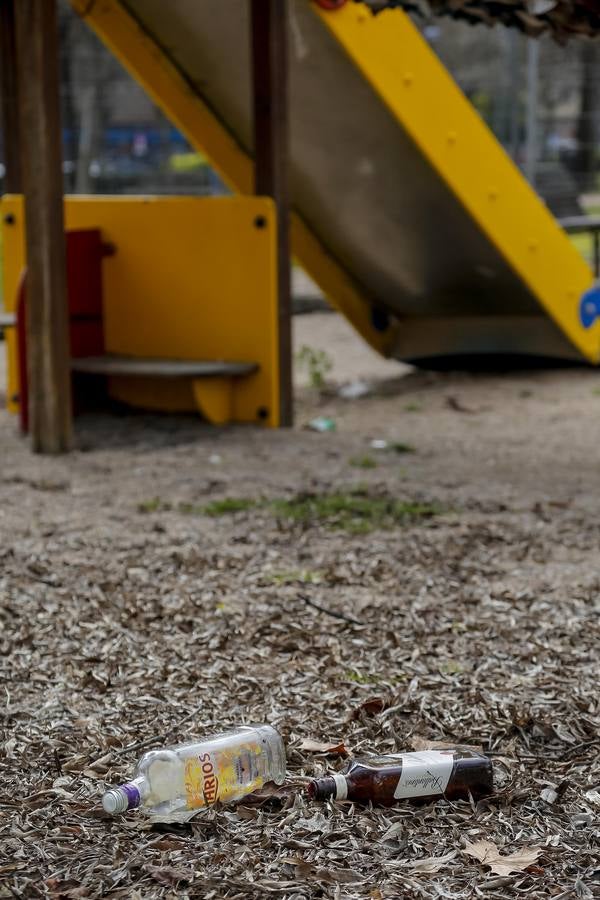 El deterioro de los parques infantiles de Córdoba, en imágenes