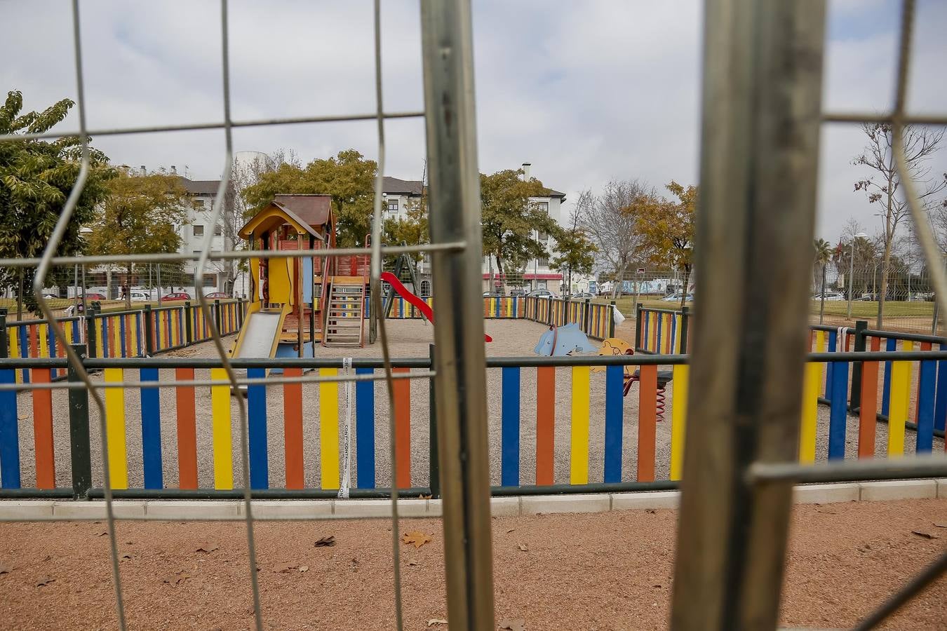 El deterioro de los parques infantiles de Córdoba, en imágenes