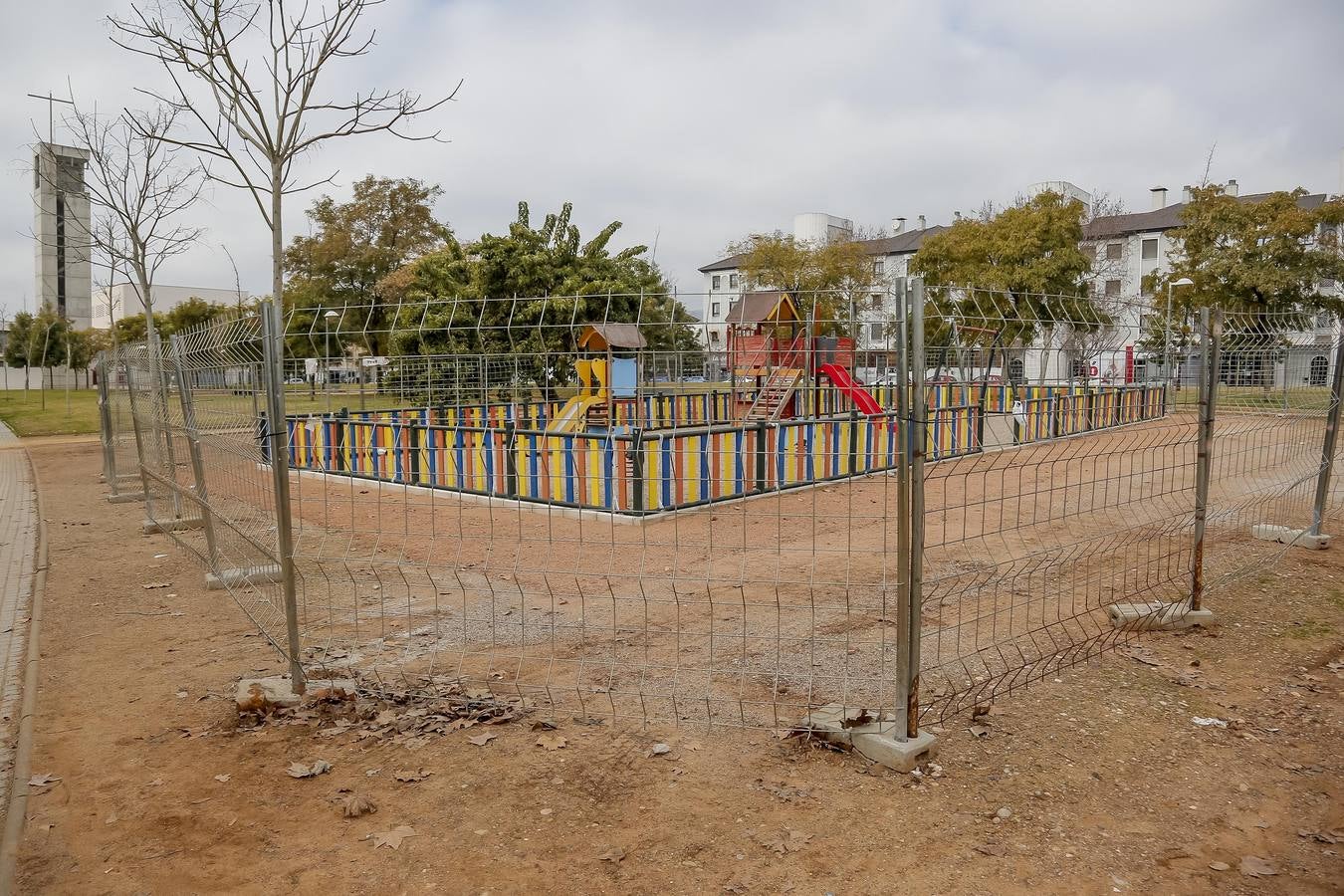 El deterioro de los parques infantiles de Córdoba, en imágenes