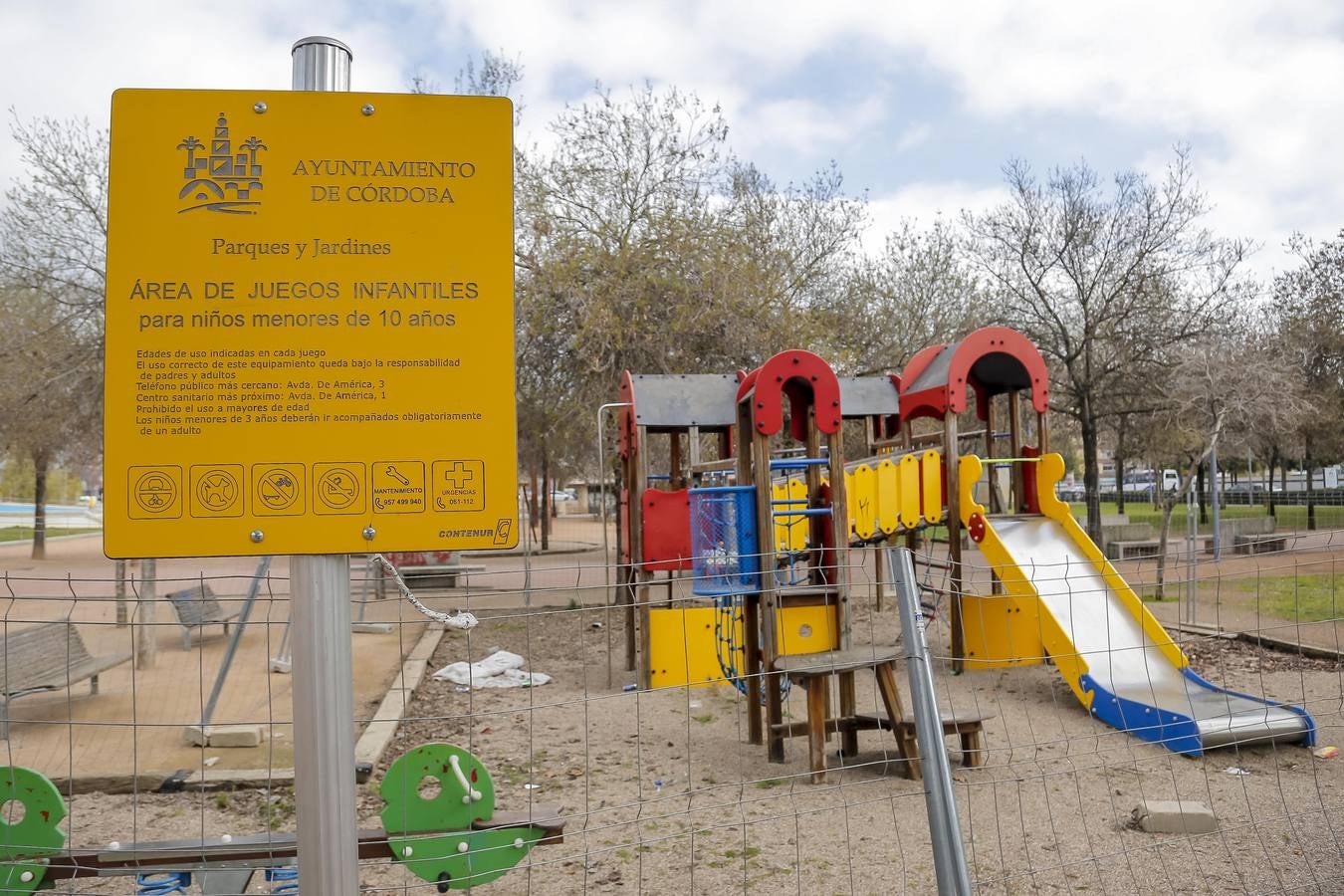 El deterioro de los parques infantiles de Córdoba, en imágenes