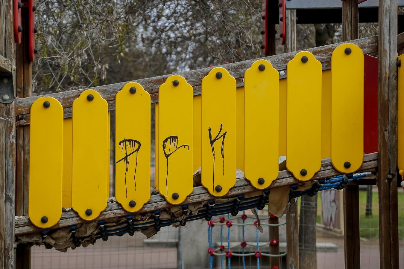 El deterioro de los parques infantiles de Córdoba, en imágenes