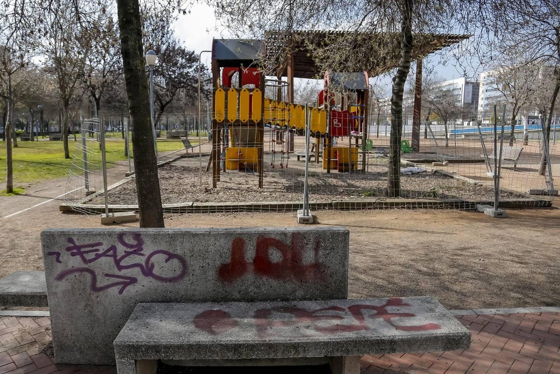 El deterioro de los parques infantiles de Córdoba, en imágenes