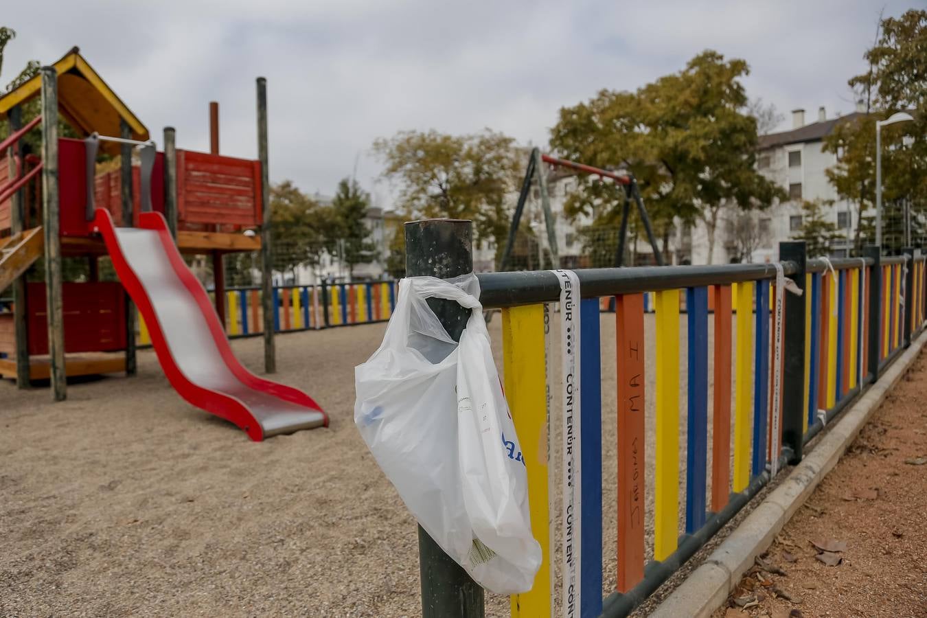 El deterioro de los parques infantiles de Córdoba, en imágenes