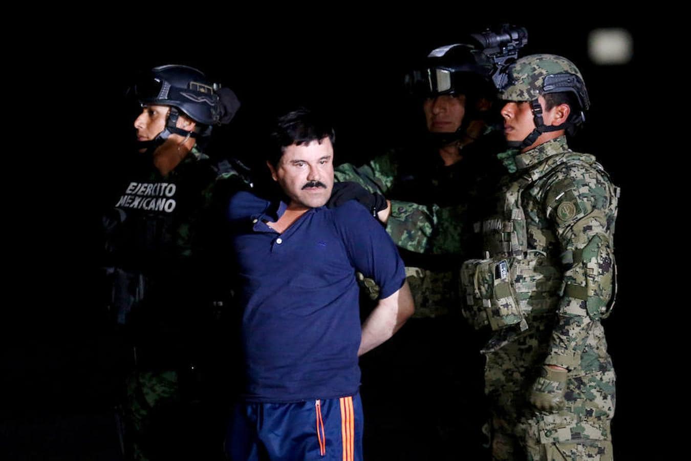 El gobierno muestra a la prensa al Chapo tras su captura. 