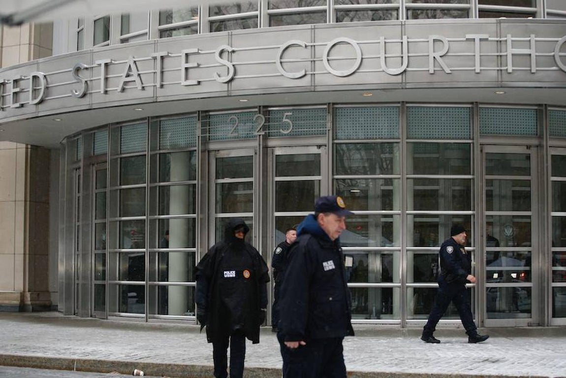 El «Chapo» se enfrentaba a diez cargos relacionados con el narcotráfico. El principal, el primero, el de pertenencia a organización criminal , incluía el envío de decenas de toneladas de droga a EE.UU. y la conspiración para cometer asesinatos. Solo la declaración de culpabilidad de ese cargo es suficiente para que el ‘Chapo’ reciba una sentencia de pena de muerte. El jurado, sin embargo, le declaró culpable de todos los cargos.. 